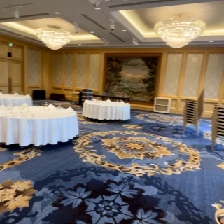 青の絨毯が映える披露宴会場