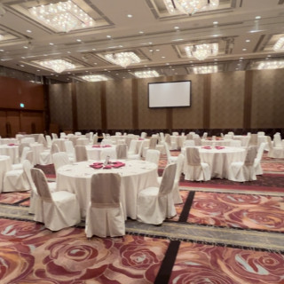 広いタイプの披露宴会場