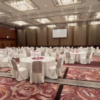 広いタイプの披露宴会場