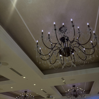 天井はシャンデリアで華やか。