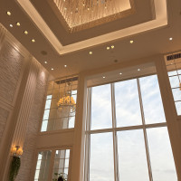 天井も高く、シャンデリアがあって華やかでした。