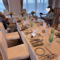 テーブルはコンパクトで和気あいあいと会話しながらの食事でした