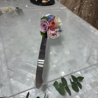 ケーキ入刀のナイフも会場やブーケにあった装飾でした。