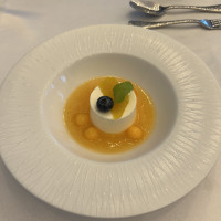 ココナッツ風味のブランマンジェ。
赤肉メロンを添えて。