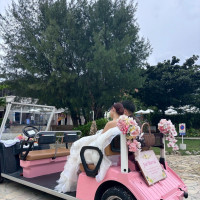 式場からビーチまではゴーカートで移動。