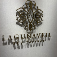 ロビーに大きなロゴ。