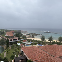 三角屋根の建物が挙式会場兼披露宴会場の建物です。