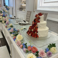 ウェディングケーキ。苺が流れているのがとても可愛いかった。