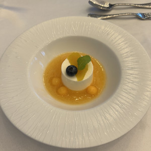 ココナッツ風味のブランマンジェ。
赤肉メロンを添えて。|690522さんの奏の教会の写真(2572410)