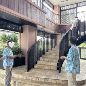 階段から降りた先にフラワーシャワー。|690522さんの奏の教会の写真(2572382)