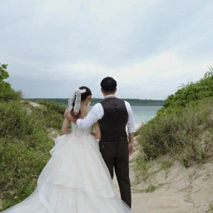 前浜ビーチに行くまでの道もリゾート婚らしいショットが撮れます|690522さんの奏の教会の写真(2572649)