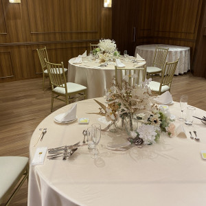 客席丸テーブルの雰囲気|690541さんの小さな結婚式 大阪ハービスENT店の写真(2034778)