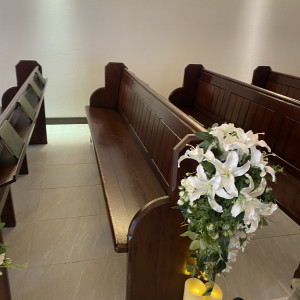 白い花とキャンドルの装飾が良い|690549さんの南青山サンタキアラ教会の写真(2053337)