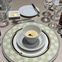 カリフラワーのクリームスープ
生ハムフリットと野菜添え