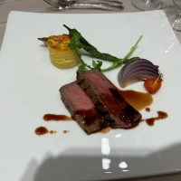 国産牛ロース肉のパヴェドフュノワポテト添え赤ワインソース