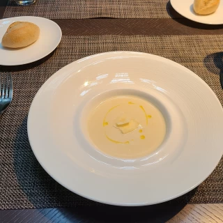 カリフラワーのスープ。何杯でも飲めると思うほど美味しかった。