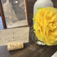 ブライダルデスクにも生花があります