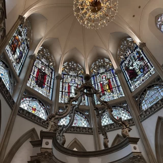 光の入り中で美しさを魅せるステンドガラス