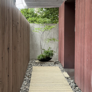 参道にある植込も季節により変わります。