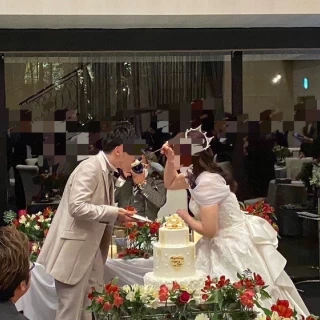 披露宴会場とウエディングケーキ