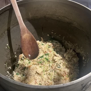 同じ釜の飯を食べる、の、釜飯！