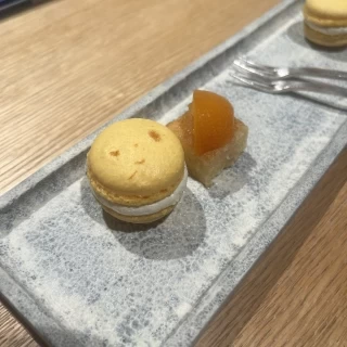 ゆずのマカロンと金柑のコンポートがのったバターケーキ