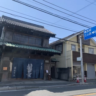萬屋本店外観（暖簾・紺）