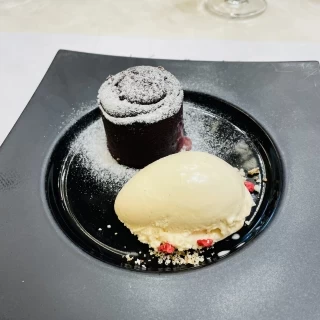 中にイチゴソースが入ったチョコケーキとバナナアイス
