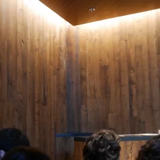 木の内観のチャペル