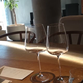 横並びのテーブルで気兼ねなくコミュニケーションがしやすそう。