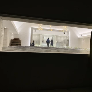 新郎新婦挙式前控え室(マジックミラー)越しの景色
