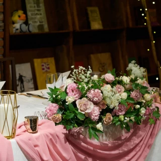 春らしくピンクを基調とした装花です
