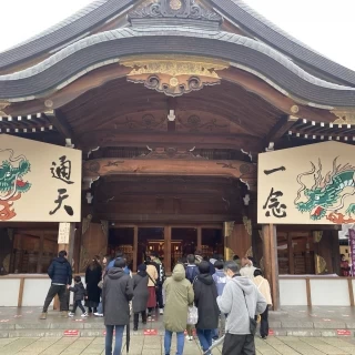 隣接している護国神社。十二支の絵馬が飾られています。