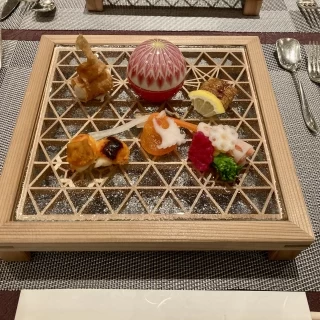 前菜。器が素敵。