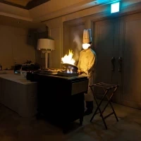 肉料理メイン前のシェフによるパフォーマンス
