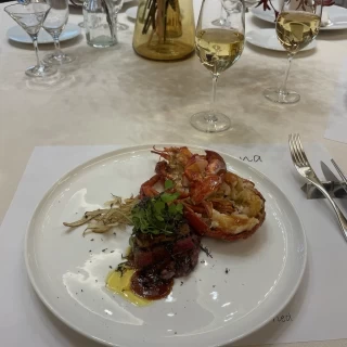 メインの肉とエビ