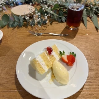ウエディングケーキ
甘さ控えめふわふわで美味しい