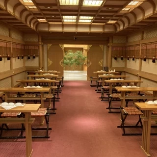 厳かな神殿