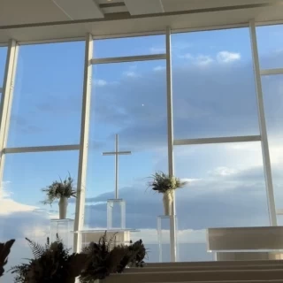 カーテンが開いたチャペル