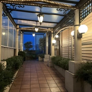 雨の日は屋根付きの道を通ってチャペルへ向かいます