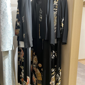 親族衣装。黒留袖のような洋装デザイン。|691307さんのホテル雅叙園東京の写真(2057303)