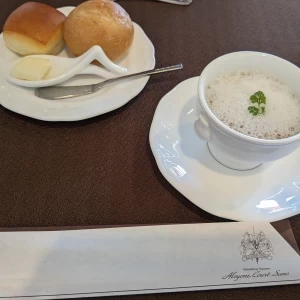 きのこのエスプーマスープとパン|691328さんのアルシオーネ・コート佐野の写真(2056332)