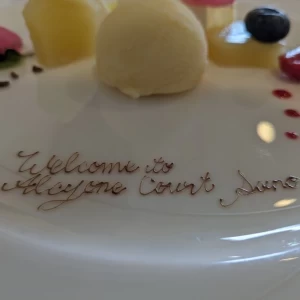 当日もデザート皿にメッセージを入れることが可能。|691328さんのアルシオーネ・コート佐野の写真(2056340)