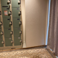 更衣室。窓とカーテン、仕切りがあります。