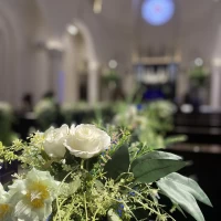 チャペルの座席についている花