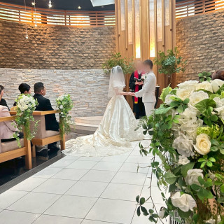 白を基調とした天井も高いチャペルで照明も暖かかったです