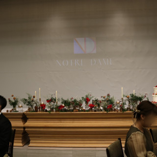 新郎新婦の座る席はクリスマス装飾で、後ろはスクリーンです