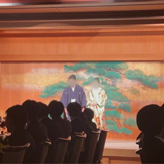 披露宴会場の後方のステージも和装にあっていました