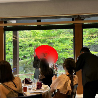 外の庭園の緑が映える会場でした