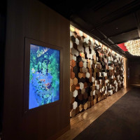 披露宴会場の入り口のモニターに両家名が書いてありました